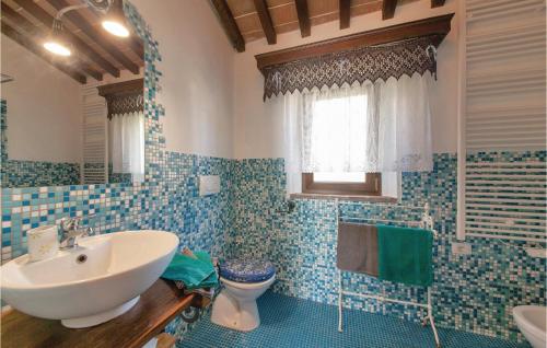 San Giovanni Alla VenaにあるFienileのバスルーム(洗面台、トイレ付)