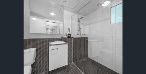 y baño con aseo blanco y ducha. en Story Apartments, en Brisbane
