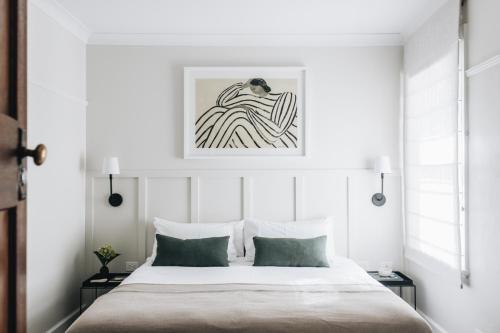 a bedroom with a bed and a painting on the wall at Dormie House in Moss Vale