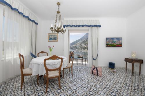 1 dormitorio con 1 cama, mesa y sillas en Casa del Duca, en Amalfi