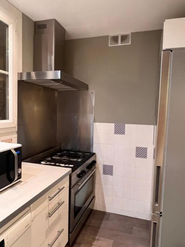 Η κουζίνα ή μικρή κουζίνα στο Le French Caen Caen Loft Plein de Charme au cœur de Caen pouvant accueillir 8 personnes