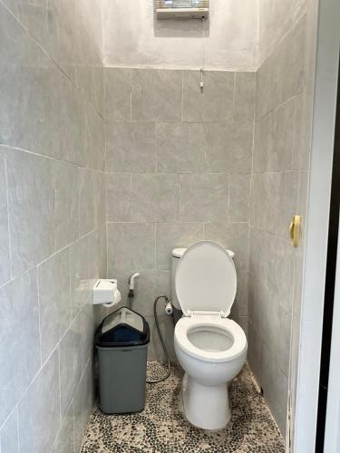 - une salle de bains pourvue de toilettes et d'une poubelle dans l'établissement Penida Hills Hostel, à Nusa Penida