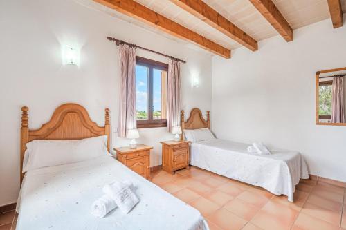 1 dormitorio con 2 camas y ventana en Can Jaume, en Pollensa