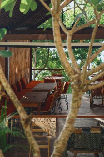 un tavolo e sedie in legno su un patio di Morin Resort a Nusa Lembongan