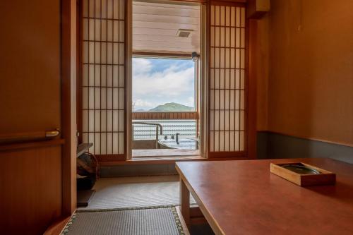 旅館の近くを流れる川の景色