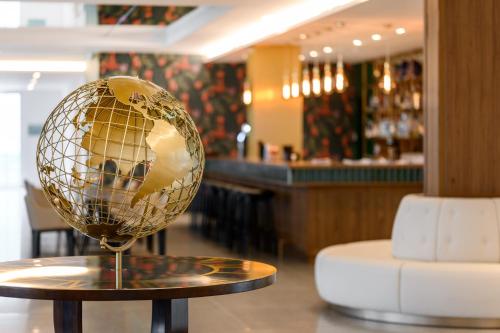 una bola de discoteca sentada en una mesa en el vestíbulo en Mövenpick Balaland Resort Lake Balaton, en Szántód