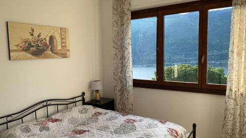- une chambre avec un lit et une grande fenêtre dans l'établissement Casa Elisa, à Tremosine
