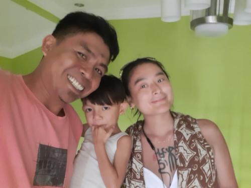 a man and a young child posing for a picture at Boneputeh Homestay in Taliwang