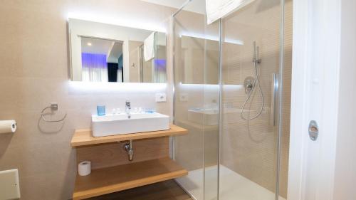 W łazience znajduje się umywalka i prysznic. w obiekcie Carducci Art Guesthouse w mieście Oristano