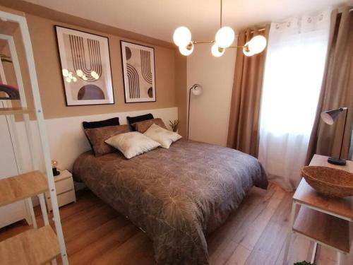 ein Schlafzimmer mit einem großen Bett in einem Zimmer in der Unterkunft L'Élégant avec garage, proche Axone, Stellantis in Audincourt