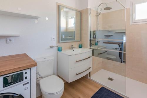 Et badeværelse på La Petite Poule Rousse - Maison avec piscine