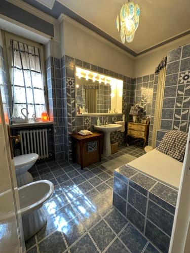 een badkamer met een wastafel en een spiegel bij Casa Sbrillo Siena in Torchiagina