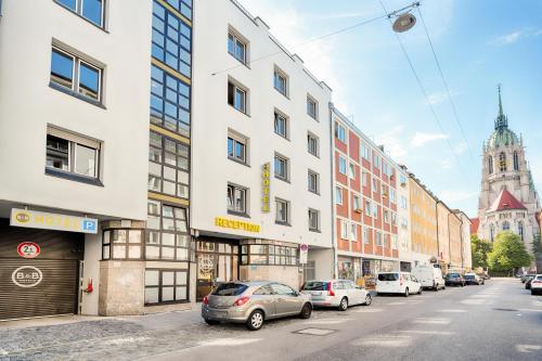 eine Stadtstraße mit Autos, die vor den Gebäuden geparkt sind in der Unterkunft B&B Hotel München-Hbf in München