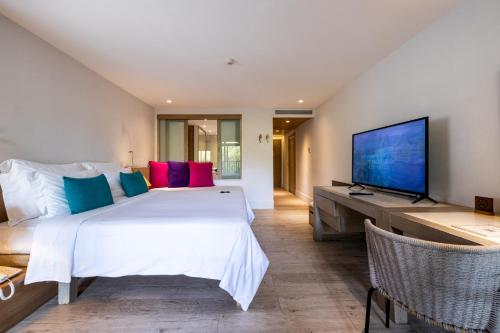 Wyndham Hua Hin Pranburi Resort & Villasにあるテレビまたはエンターテインメントセンター