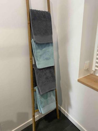 - un porte-serviettes en bois avec 4 serviettes dans l'établissement La maison près du port, à Fécamp