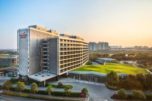 Qingpuにあるクラウン プラザ シャンハイ シアヤン レイクの緑屋根の建物の空中風景