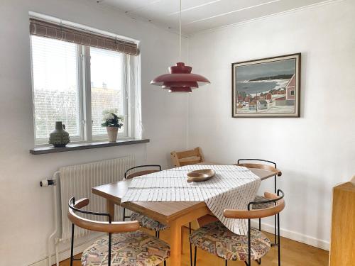 comedor con mesa y sillas en Retro cottage with garden in Torekov's best location, en Torekov