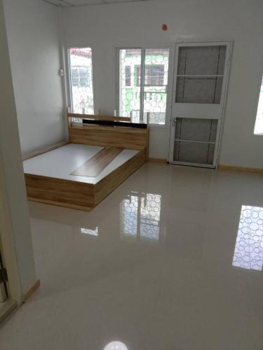 ein leeres Zimmer mit einem Bett und einem Fenster in der Unterkunft 229 White House in Ban Khlong Yuan