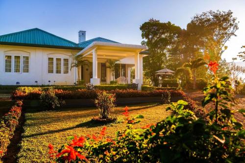 Taman di luar Mandira Dickoya by HPL