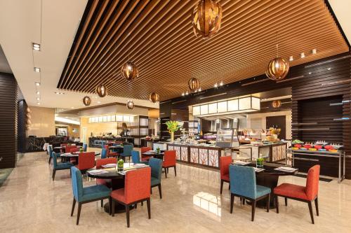 クラウン プラザ シャンハイ シアヤン レイクにあるレストランまたは飲食店