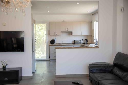Dapur atau dapur kecil di cosy villa with private pool