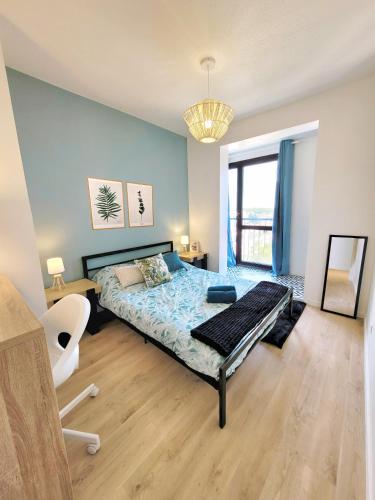 une chambre avec un lit et une grande fenêtre dans l'établissement Chambre privative dans un appartement intégralement équipé, à Toulouse