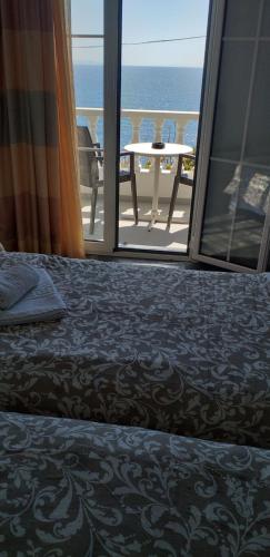 מיטה או מיטות בחדר ב-Marisini Sea View