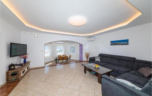 Lovely Apartment In Kastel Sucurac With Wifi