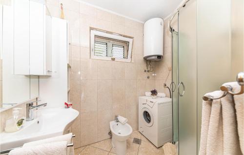 ein Badezimmer mit einem Waschbecken und einer Waschmaschine in der Unterkunft Gorgeous Apartment In Kastel Sucurac With House Sea View in Kaštela
