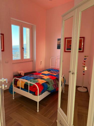 een slaapkamer met een bed en een raam bij Coralinehaven in Castellammare di Stabia