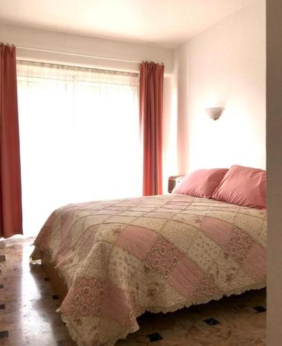 Кровать или кровати в номере Grand appartement proche Promenade