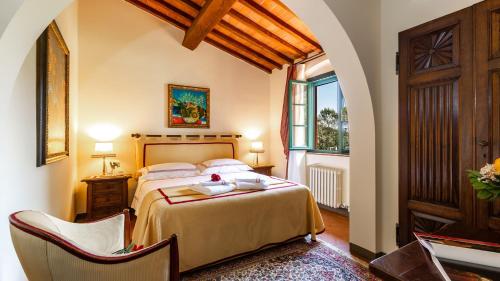 ein Schlafzimmer mit einem großen Bett und einem Fenster in der Unterkunft Villa Elisa 16, Emma Villas in Fucecchio