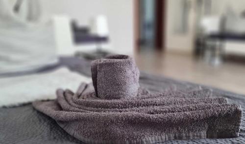 ein Handtuch auf dem Bett in der Unterkunft Gemütliche Fachkräfte-Wohnung in Ronnenberg