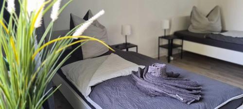 Postel nebo postele na pokoji v ubytování Gemütliche Fachkräfte-Wohnung