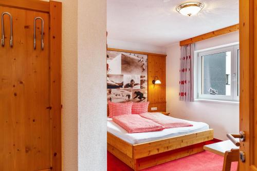 een slaapkamer met een bed in een kamer bij Alpenflora 2 in Ischgl