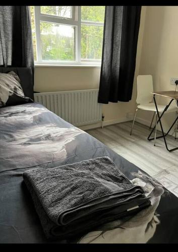 En eller flere senge i et værelse på Extra Large House in Woolwich
