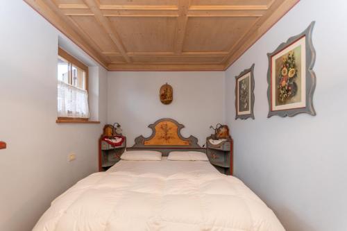 a bedroom with a large bed in a room at Casa Soreje in Mazzin