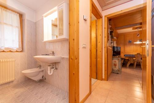 a bathroom with a sink and a toilet at Casa Soreje in Mazzin