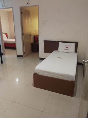 1 dormitorio con 1 cama en una habitación con puerta en WJV INN LAHUG en Cebu City