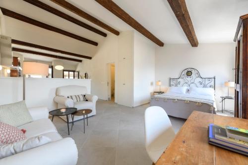 a living room with a bed and a table at Albergo Diffuso Borgo Santo in Asciano