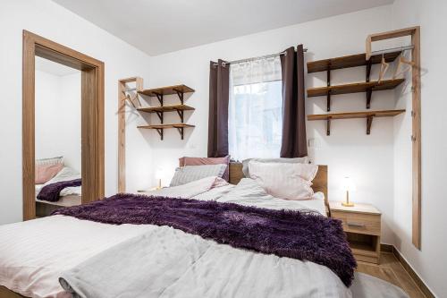 una camera con un grande letto e una finestra di Apartmaji Koza a Zgornje Gorje