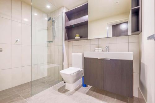 La salle de bains est pourvue de toilettes, d'un lavabo et d'une douche. dans l'établissement Brisbane CBD 1 Bed APT Central / QBN550-607, à Brisbane