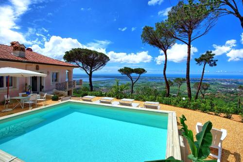 a swimming pool with a view of the ocean at Casarosa di Mariasole by PosarelliVillas in Montigiano