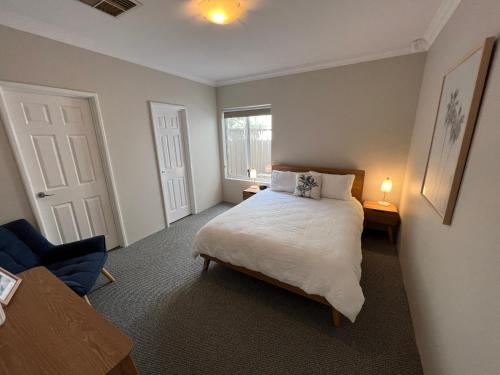 柏斯的住宿－Beachy Vibes in Karrinyup，一间卧室设有一张大床和一个窗户。