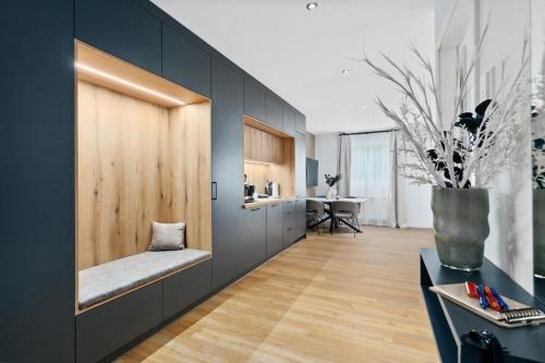 eine Küche mit einer Bank in der Mitte eines Zimmers in der Unterkunft ANYTIME - Rohrbach Apartments in Friedrichshafen