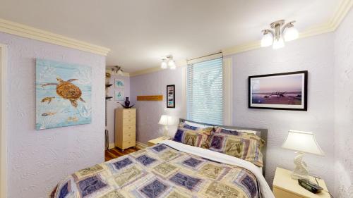 1 dormitorio con 1 cama y una foto en la pared en Villas by The Sea Resort by Jekyll Realty, en Jekyll Island
