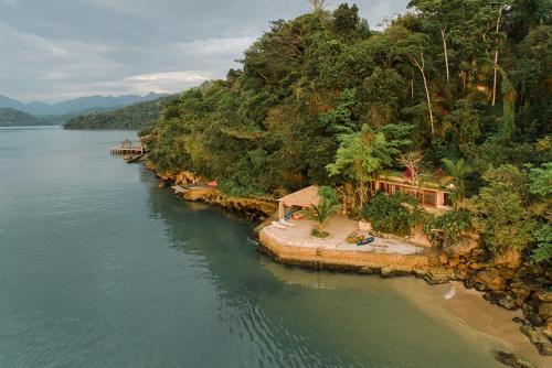 an aerial view of a house on the shore of a river at REFUGIO na frente do mar em Ilha de Araujo in Paraty
