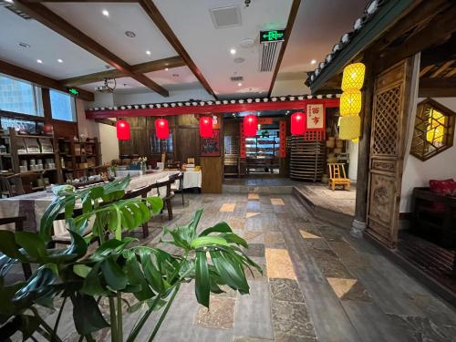 SecGarden Boutique Hotel في تشانغجياجيه: مطعم بالاضائة الحمراء والطاولات في الغرفة