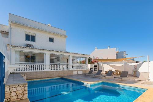 Villa con piscina y casa en Casa Nela, en Carvoeiro