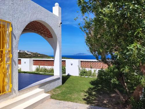 a villa with a view of the ocean at Maison vue mer, île de Zembra et montagne en Tunisie - Elhaouaria in El Haouaria